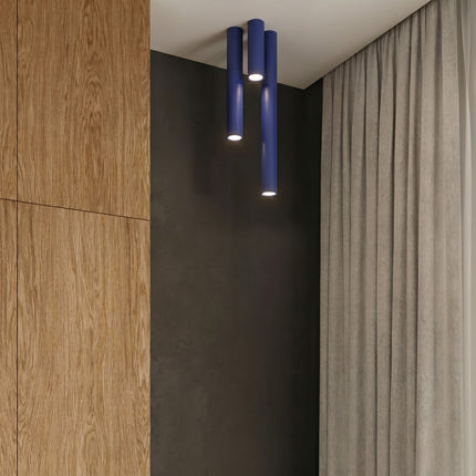 Plafonnier Tube 20 bleu outremer dans un couloir clair