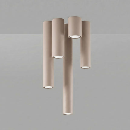 Plafonnier Tube 20 taupe sur fond coloré, vue de trois quarts