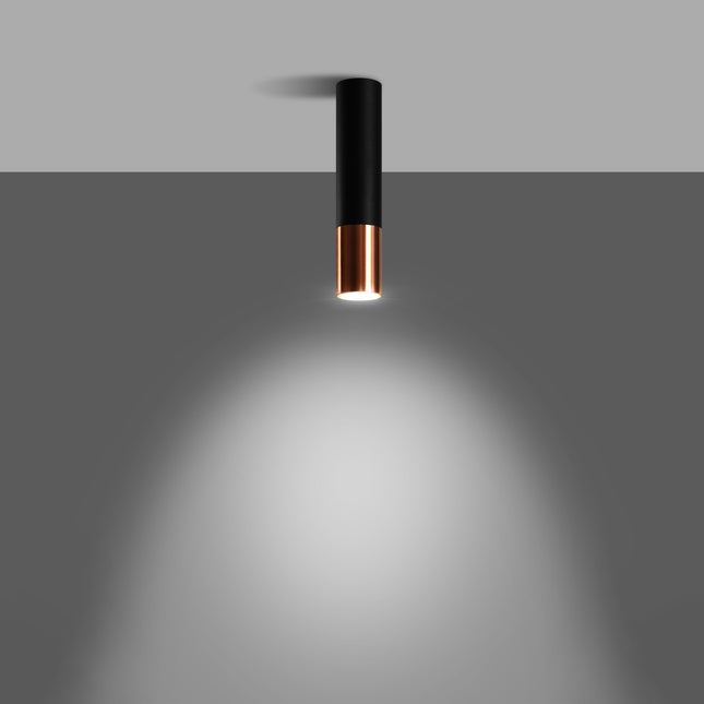 Plafonnier tube noir et cuivre allumé, faisceau lumineux dirigé vers le bas