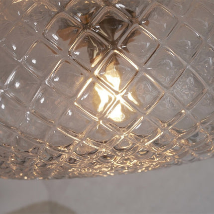 Détail du verre soufflé transparent quadrillé du plafonnier Venice
