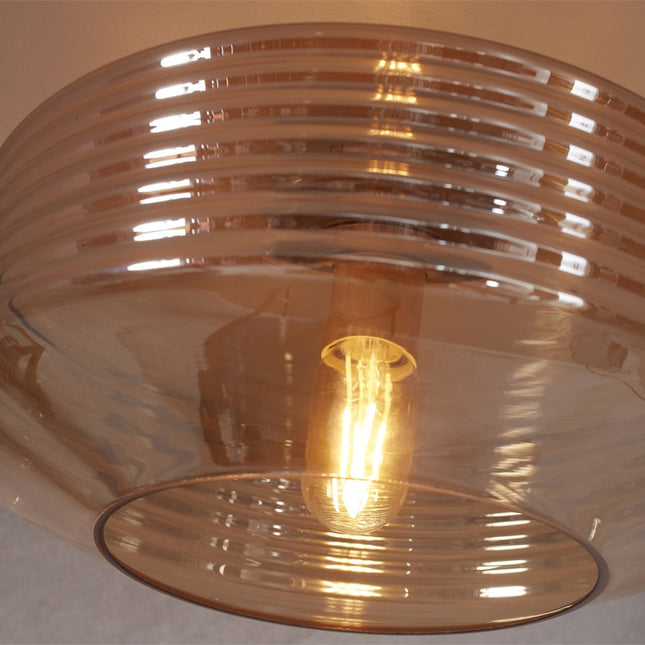 Gros plan sur les cotes horizontales du verre ambre du plafonnier Verona
