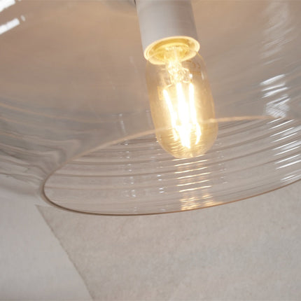 Gros plan sur les cannelures du verre strié transparent du plafonnier Verona