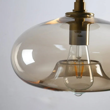 Plafonnier LED verre nordique dans une chambre épurée et chaleureuse