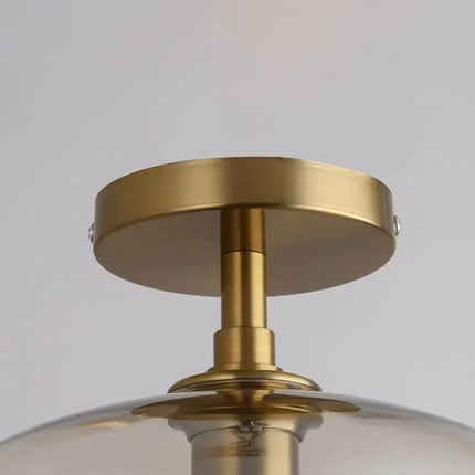 Plafonnier LED verre nordique éclairant un plafond de salon scandinave