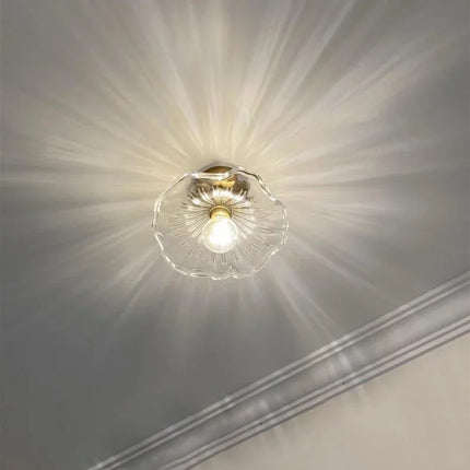 Plafonnier verre ondulé vintage allumé diffusant une lumière douce