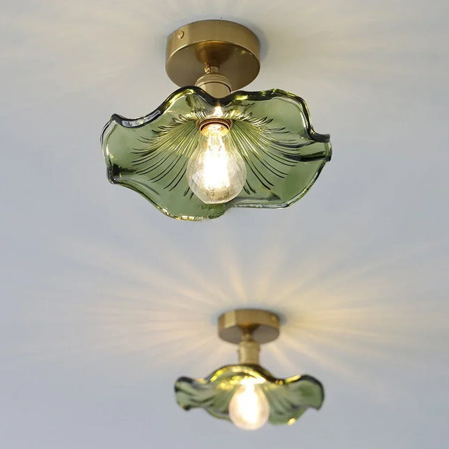 Plafonnier verre ondulé vintage installé dans un salon chaleureux