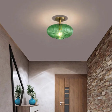 Plafonnier LED verre rétro dans une chambre à l'ambiance chaleureuse