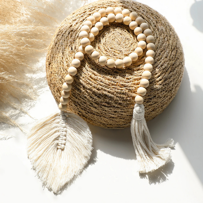 Pompon bohème en perles de bois fait main suspendu en décoration