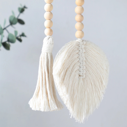 Pompon en perles de bois et corde de jute accroché à une poignée