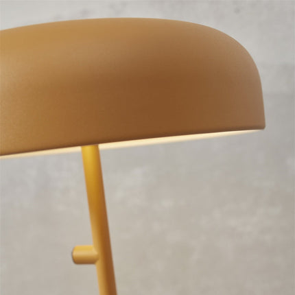 Gros plan sur le rebord de l'abat-jour en fer moutarde de la lampe Porto, finition mate