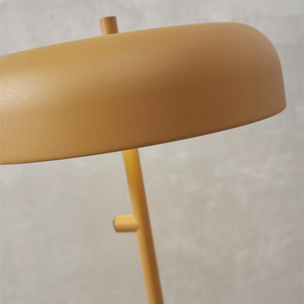 Détail de la base ovale et du câble textile de la lampe à poser Porto fer moutarde
