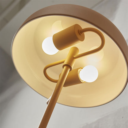Vue de dessus sous l'abat-jour montrant les deux douilles E27 de la lampe Porto moutarde