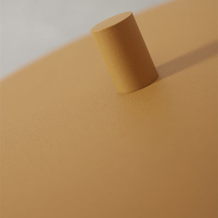 Détail du petit tenon en fer sur le dessus de l'abat-jour de la lampe Porto moutarde