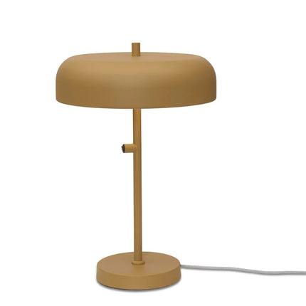 Packshot de la lampe à poser Porto en fer moutarde, abat-jour dôme et pied tubulaire