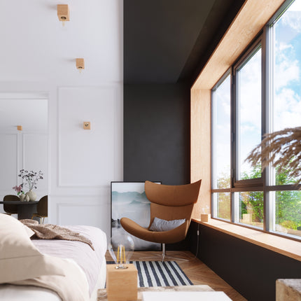 Cubes lumineux en bois naturel dans une chambre scandinave, murs blancs, fauteuil cognac et parquet.
