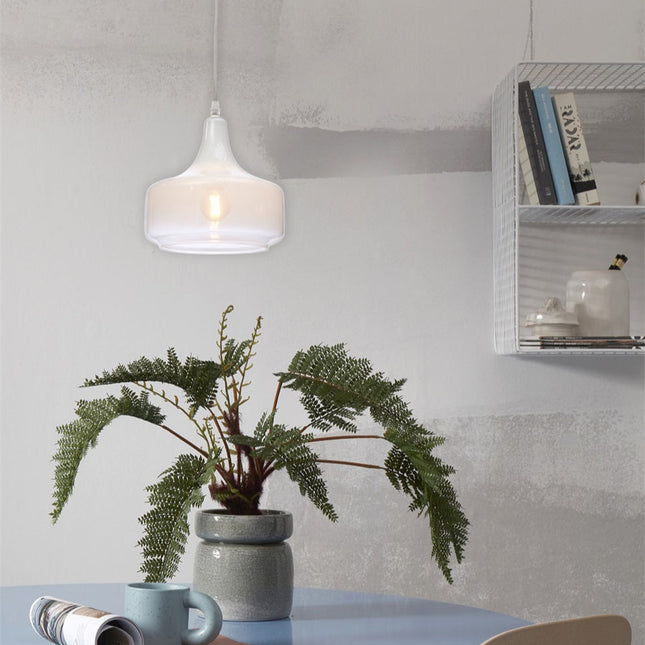 Suspension Reykjavik en verre dégradé blanc suspendue dans une chambre aux tons bleus, lumière tamisée