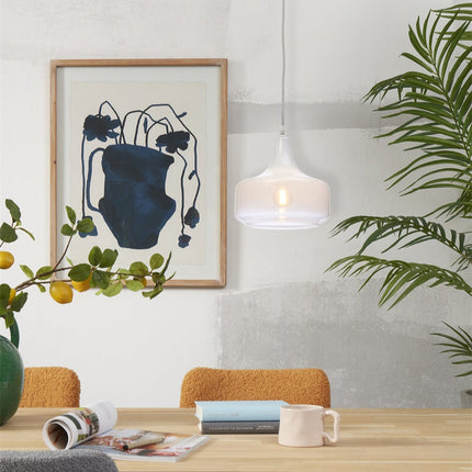 Suspension Reykjavik verre dégradé blanc dans un salon lumineux, à côté d'un tableau bleu et d'une plante