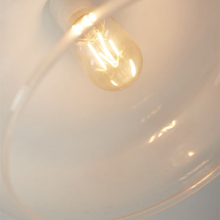 Gros plan sur l'ampoule et le verre dégradé de la suspension Reykjavik, lumière chaude diffusée