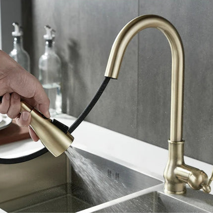 Douchette extractible du robinet de cuisine finition bronze tirée vers l'évier