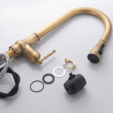 Contenu du robinet de cuisine laiton antique : corps, tête de douchette, flexibles, joints et adaptateur de fixation