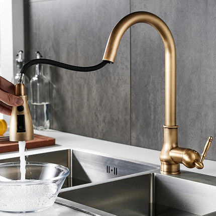 Douchette extractible du robinet de cuisine laiton antique remplissant un bol, plan de travail