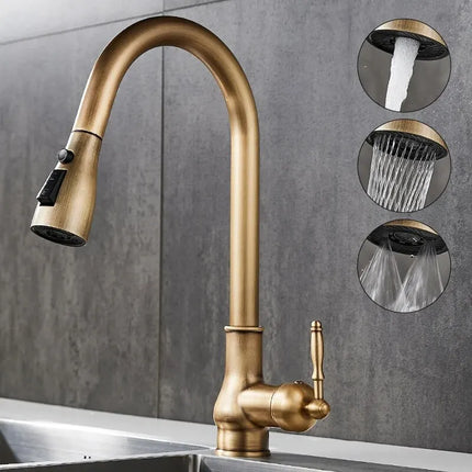 Robinet de cuisine à douchette extractible, finition laiton antique, avec ses 3 modes de jet, au-dessus d'un évier inox