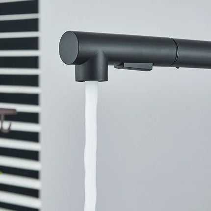 Gros plan sur la sortie d'eau du bec noir mat, jet mousseur en marche