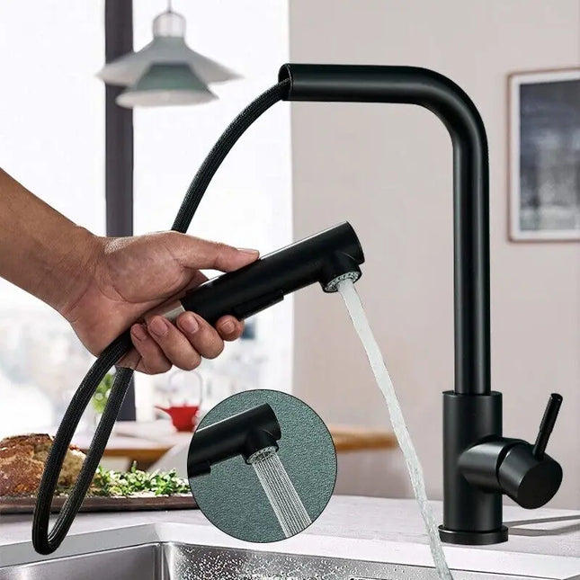 Robinet de cuisine inox noir mat, tête de douchette extractible en main au-dessus de l'évier
