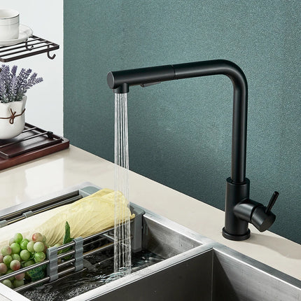 Robinet de cuisine inox noir mat délivrant un jet pluie au-dessus de l'évier, cuisine verte