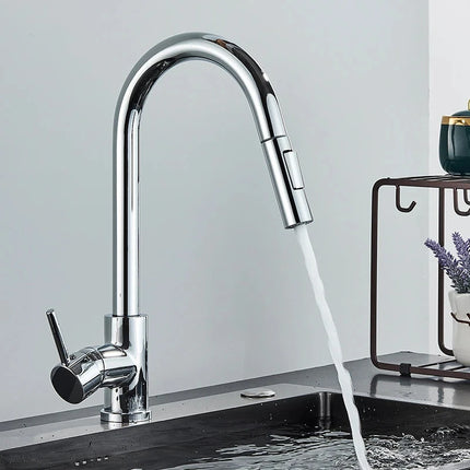 Grifo mezclador de cocina cromado brillante con caño alto, chorro de agua sobre un fregadero