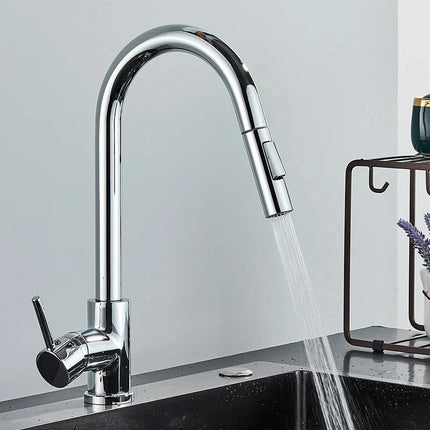 Grifo mezclador de cocina cromado brillante, chorro de agua en una cocina contemporánea