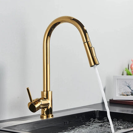 Grifo mezclador de cocina dorado brillante con caño alto, chorro de agua sobre un fregadero