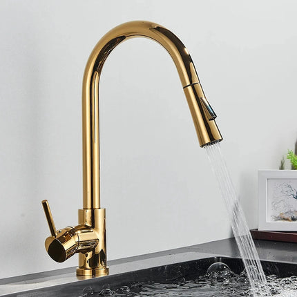 Grifo mezclador de cocina dorado brillante, chorro de agua sobre un fregadero de cocina