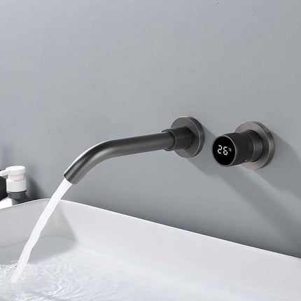 Robinet mural gris canon à affichage numérique coulant dans une vasque, ambiance salle de bain épurée