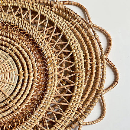 Détail du tissage artisanal d'un panier mural en rotin naturel