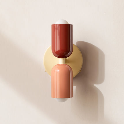 Luminaire scandinave coloré, applique murale avec ampoules LED pour un éclairage efficace et design.