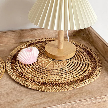 Set de trois paniers en rotin tressé de tailles variées au mur