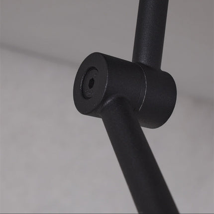 Macro sur la fixation orientable en fer noir du spot de plafond Montreux