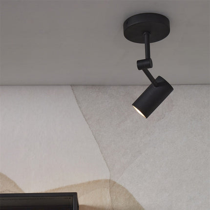 Spot de plafond Montreux en fer noir mat, bras orientable, vue d'ensemble au plafond