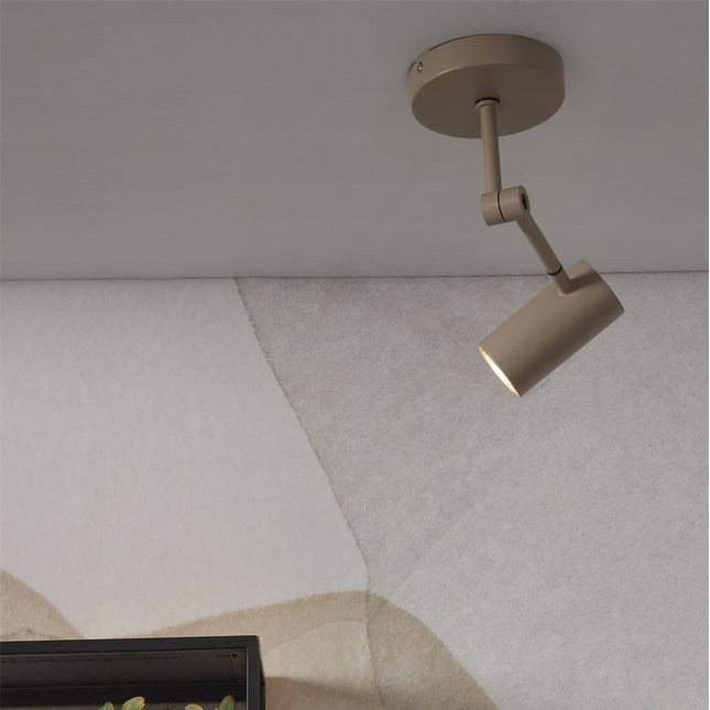 Spot de plafond Montreux fer sable oriente vers le mur, ligne epuree