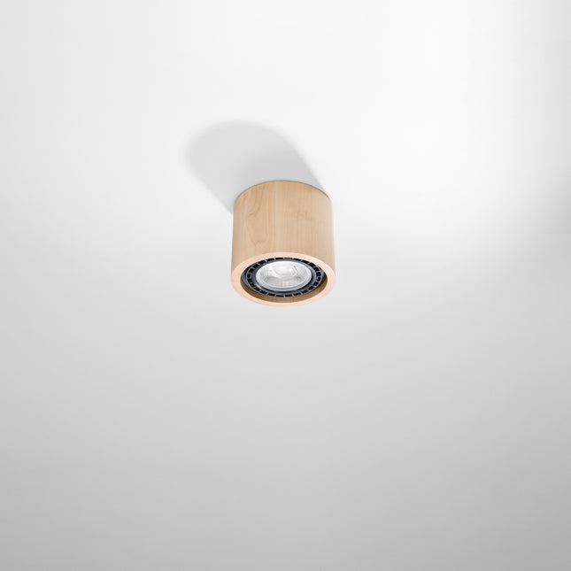 Spot de plafond en saillie bois naturel vu de trois quarts au plafond