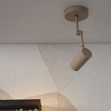 Spot plafonnier Montreux fer sable installé au plafond dans une pièce aux tons naturels