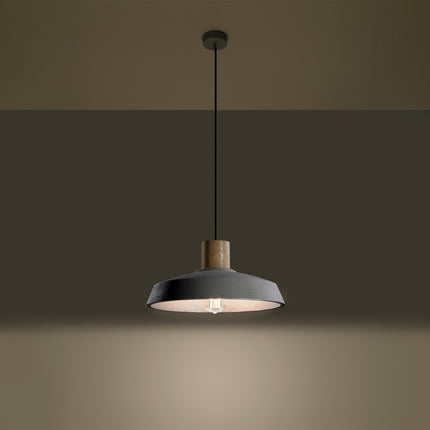 Suspension Afra en béton et bois naturel dans un salon scandinave