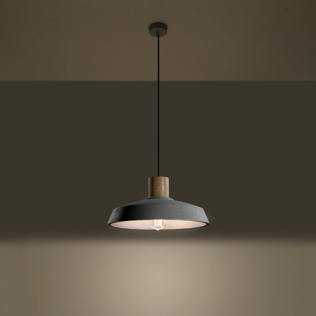 Suspension Afra en béton et bois naturel dans un salon scandinave