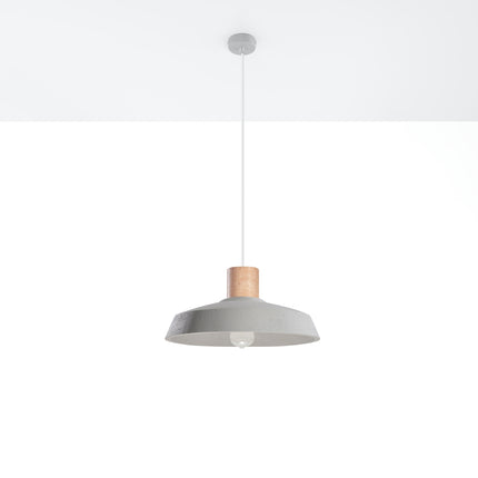 Suspension Afra en béton et bois au-dessus d'une table à manger