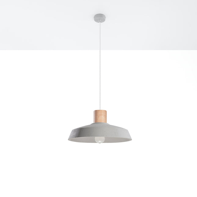 Suspension Afra en béton et bois au-dessus d'une table à manger