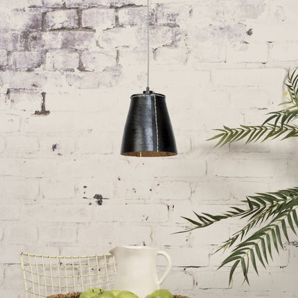 Suspension Amazon conique noire avec câble textile suspendue seule devant un mur de briques blanchies