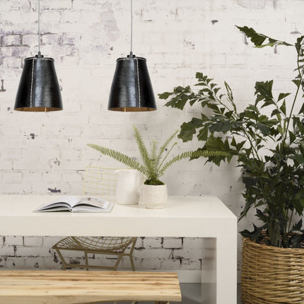 Duo de suspensions Amazon en caoutchouc recyclé noir au-dessus d'une table dans une cuisine au style industriel