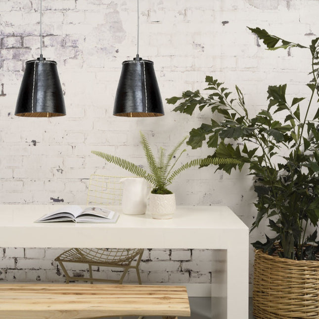 Duo de suspensions Amazon en caoutchouc recyclé noir au-dessus d'une table dans une cuisine au style industriel