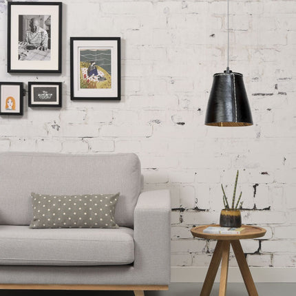 Suspension Amazon noire en caoutchouc recyclé suspendue au-dessus d'une table d'appoint dans un salon